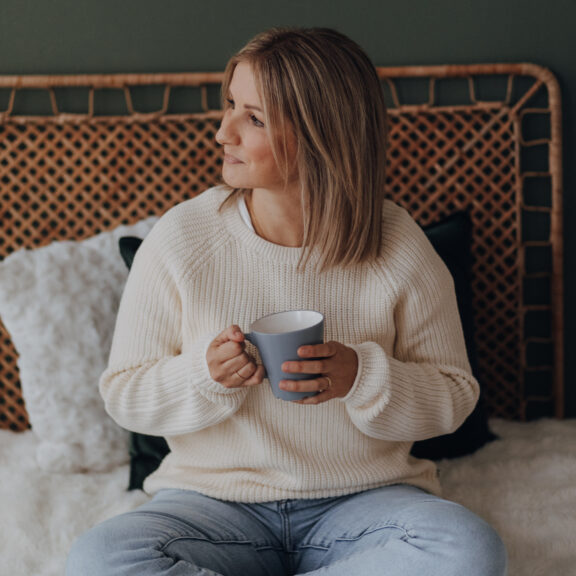 Alina mit einer Tasse Kaffe in der Hand