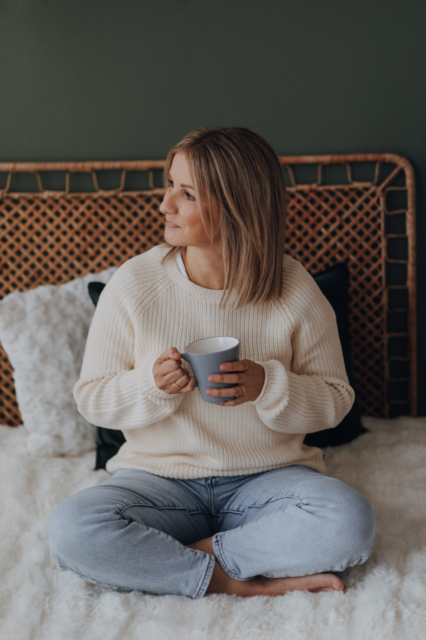 Alina mit einer Tasse Kaffe in der Hand